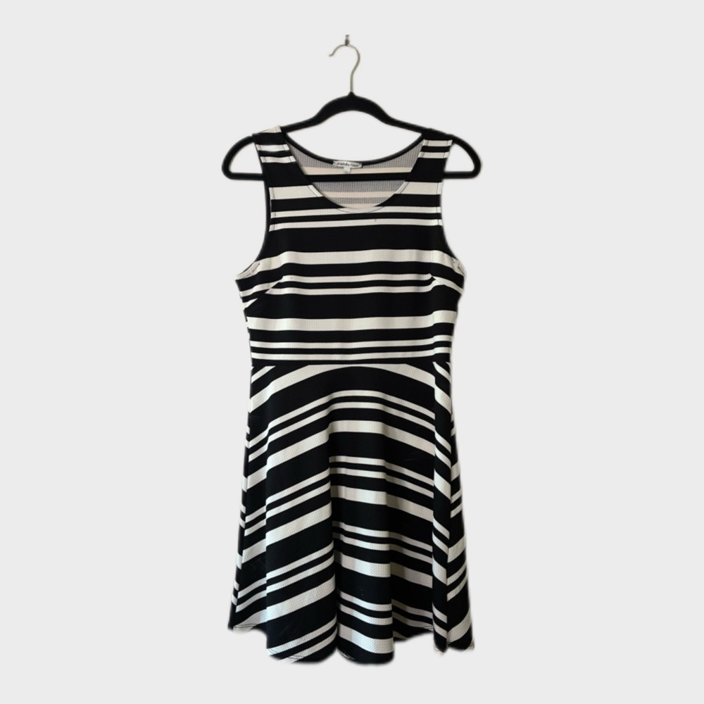 Charlotte Russe Black & White misses sleeveless d